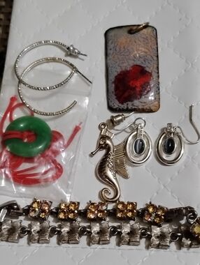 Assorted Women’s Jewelry Set with Green Pendant and Silver Seahorse Accent